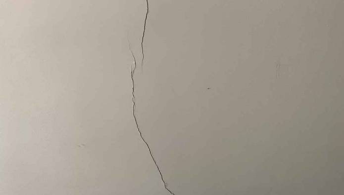 Comment cacher une fissure d’un plafond ? - La Maison Des Travaux