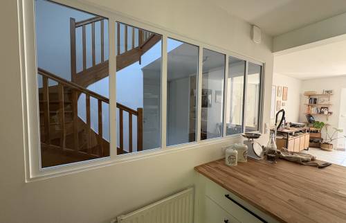 Vue cuisine après rénovation avec verrière d’atelier par La Maison Des Travaux Bruz
