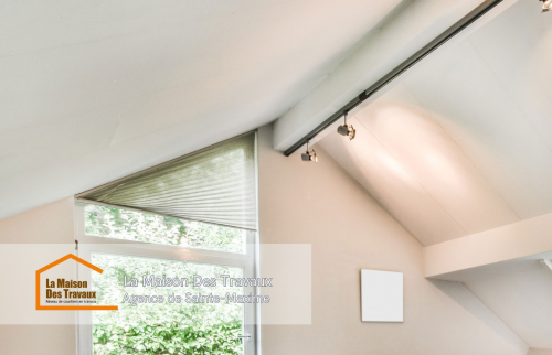 Une pièce lumineuse et spacieuse créée dans les combles, aménagée pour maximiser le confort et l'esthétique.