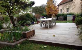 Terrasse bois exotique et bac à fleurs massif à Brunstatt