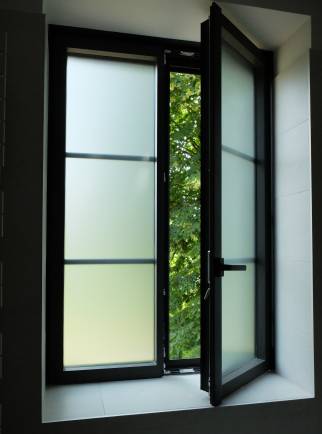 Maison familiale rénovée à Ecully : remplacement des menuiseries extérieures par des menuiseries en aluminium double vitrage