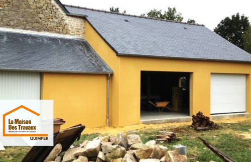Construction de deux garages et d’un atelier proche de Quimper : façade finalisée, portes installées et finition soignée pour un résultat durable et parfaitement intégré à l’habitation.