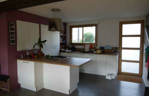 Une cuisine aérée et ouverte sur la pièce à vivre