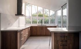 Une magnifique cuisine moderne et lumineuse ouverte sur le jardin