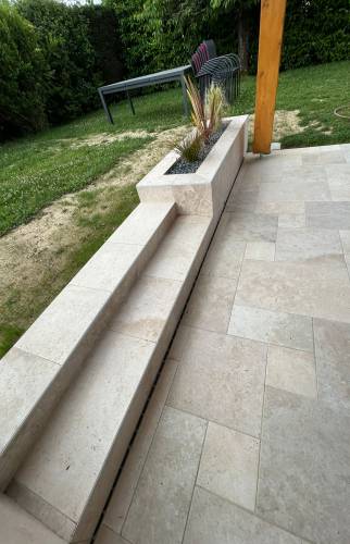 Escalier et jardinières aménagées