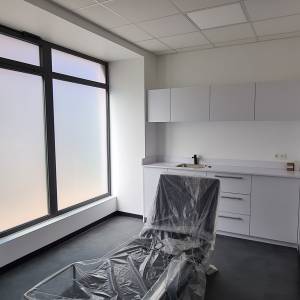 accueil d’un cabinet médical à Alès – aménagement professionnel par Igor Oriol