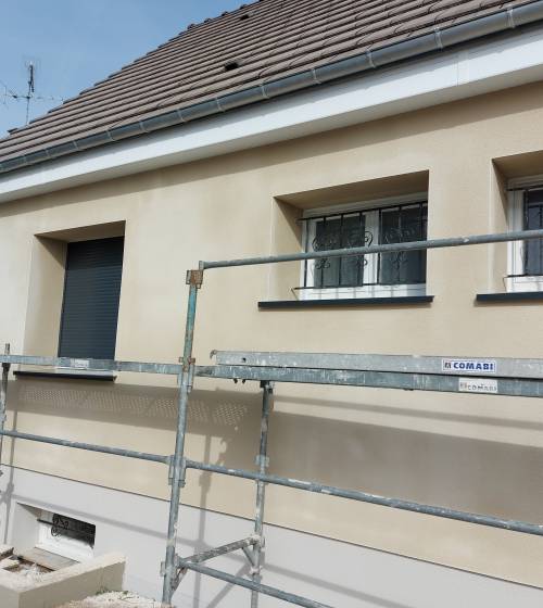 Façade avant en cours de rénovation