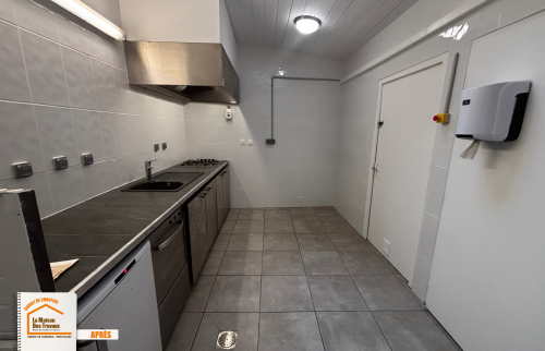 faïence murale cuisine pro, carrelage sol restaurant durable, rénovation établissement CHR Megève, modernisation cuisine montagne, courtier rénovation Haute-Savoie