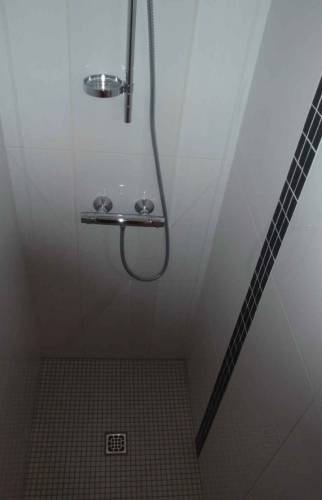 Installation d'une douche moderne dans le Calvados