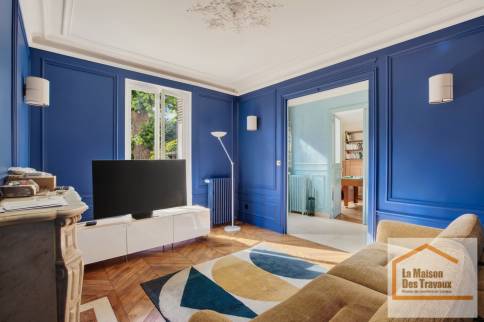 renovation-salon-bleu-parquet-chevron-asnieres