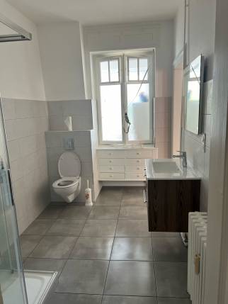 salle de bain blanche rénové