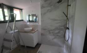 Création salle d'eau avec receveur XXL, fenêtre horizontales et sol lames PVC clipsables à Châteaulin (29150):