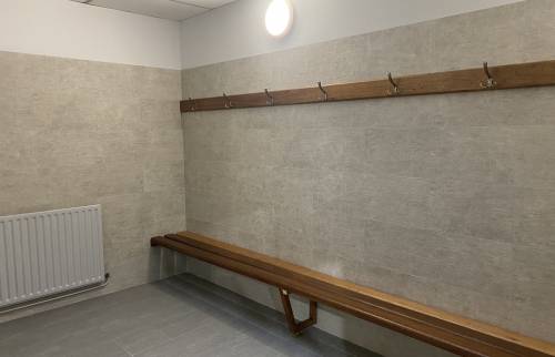 Finition avec installation des bancs et patères dans les vestiaires