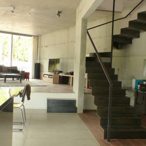 maison-architecte-salon-beton-brut-escalier-metal-loft-Collonges-au-Mont-DOr