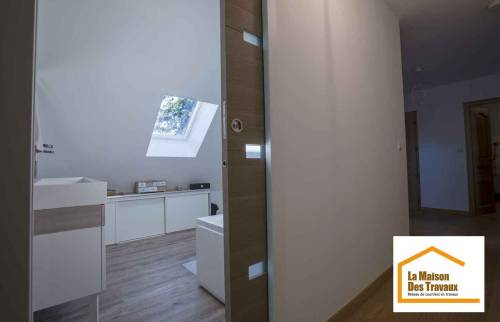 Salle de bain sous comble avec porte galandage