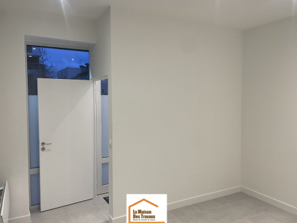 Levallois_20m2_03_local-pro_entree_porte-vitre_ouverte