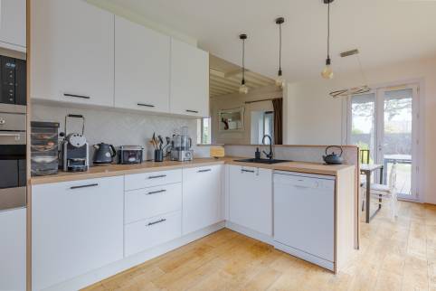 Rénovation d'une cuisine simple et chaleureuse, Saint Germain au mont D'Or (69650) : vue d'ensemble 