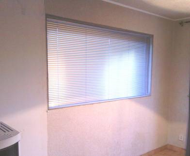 Pose d'un store occultant vénitien lames aluminium pour contrôler la luminosité 