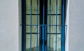 Fenêtre rénovée avec ses ferronneries