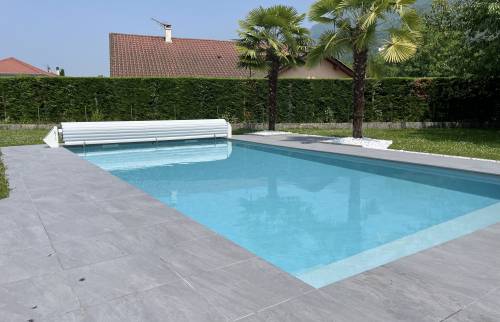 Une belle piscine, une belle terrasse, comme neuves