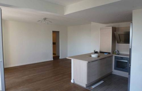 Cuisine ouverte dans appartement rénové à Bouc-Bel-Air (13)