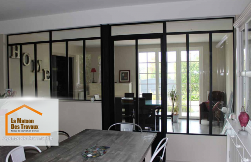 La deuxième photo illustre une verrière élégante séparant deux espaces de vie tout en conservant une belle transparence, idéale pour allier design et fonctionnalité 🏠✨.