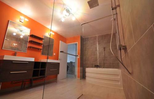 Une salle de bain spatieuse