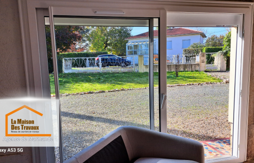 Une baie vitrée coulissante pour plus de clarté – Un véritable atout pour profiter de la lumière naturelle et créer une transition fluide entre intérieur et extérieur.