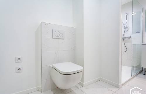 Rénovation complète de cet appartement en style blanc épuré, Champagne au Mont D'Or