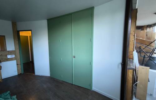 avoriaz-74110-renovation-appartement-sejour-placard-portes-vertes-porte-fenetre-balcon
