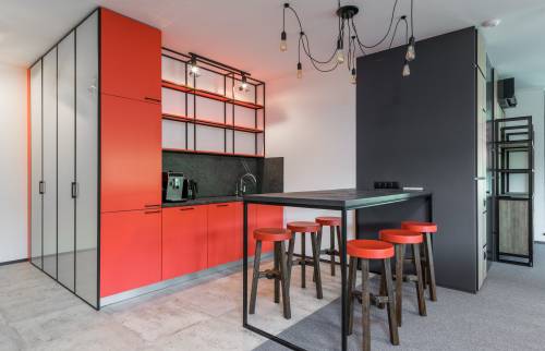 Une cuisine moderne et colorée dans un open space - Paris 17