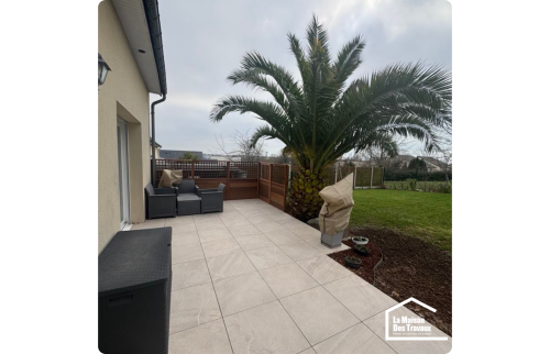 Terrasse extérieure en carrelage – Un projet clé en main / 14520 Commes