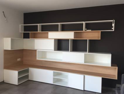 Réalisation d'une bibliothèque sur mesure dans une maison à l'ouest de Lyon