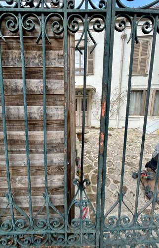 Restauration et repose d’un portail ancien à Troyes serrure
