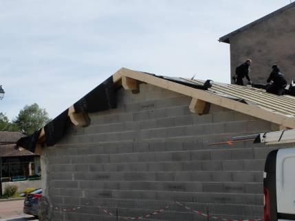 Travaux de charpente et couverture : travaux de couverture en cours, Genay (69730)