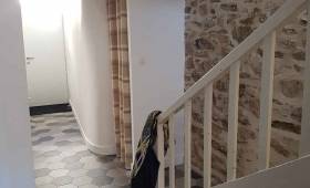 couloir rénové mur de pierres apparentes