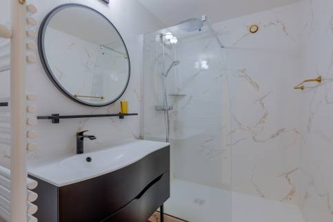 Fontaines Sur Saône (69270) : Rénovation complète d'une salle de bains avec l'alliance réussie du carrelage effet marbre et du noir