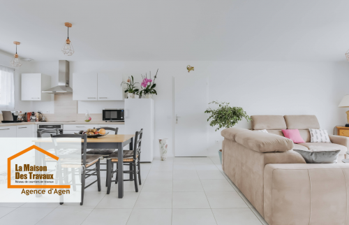 Un espace de vie lumineux et ouvert, pensé pour la convivialité et le confort.