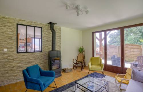 Le coin salon avec le poêle