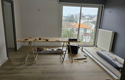 Pose du vinyle coloris chêne clair pièce de vie