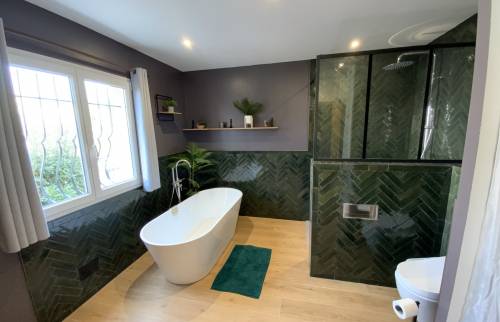 Salle de bain moderne sobre La Maison Des Travaux Ales