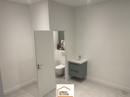 Levallois_20m2_01_local-pro_vue-ensemble_porte-wc_lavabo