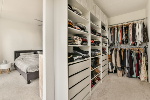 Chambre avec un dressing sur mesure à Grandchamps-des-Fontaines