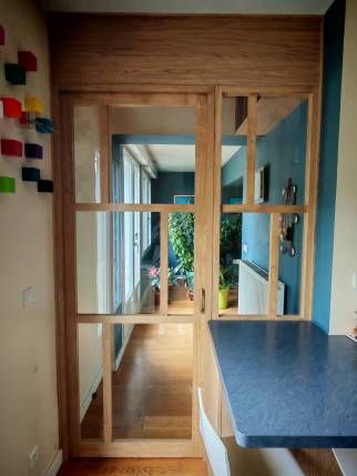 Verrière en bois séparative réalisée sur mesure avec design graphique, maison de ville à Ecully (69130)