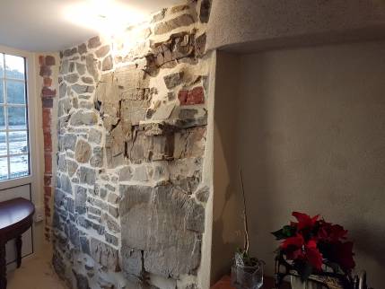 Jointoiement des murs en pierres de l'entrée