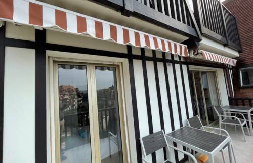 Le séjour donne sur une terrasse