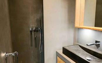 Le béton ciré donne un look très contemporain à la salle de bain !