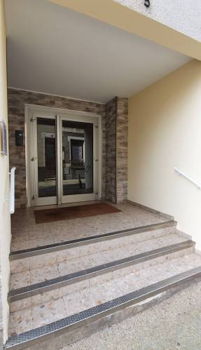 Entrée rénovée d'un immeuble d'habitation - Brie-Comte-Robert 77170