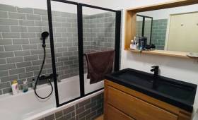 Salle de bain rénovée avec baignoire