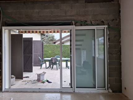 Rénovation de menuiserie avec travaux de pose d'une baie vitrée coulissante à galandage - Ambérieu-en-Bugey 01500